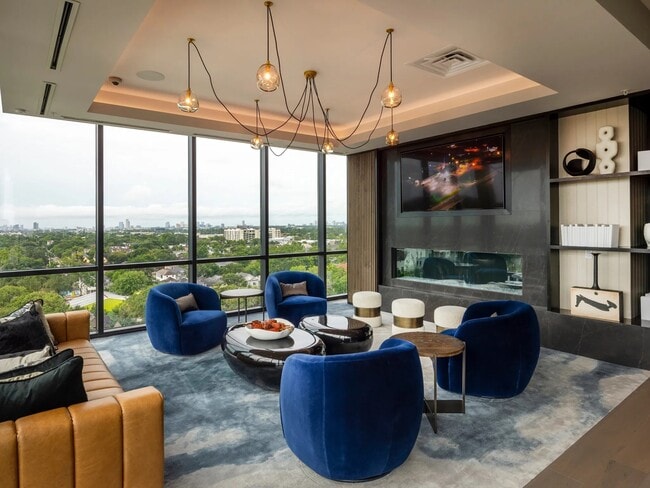 Building Photo - 510 W 20th St Unit 904