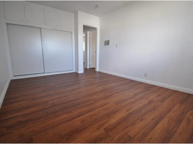 327 E Navilla Pl