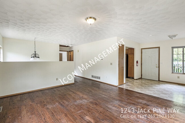 Photo - 1243 Jack Pine Way