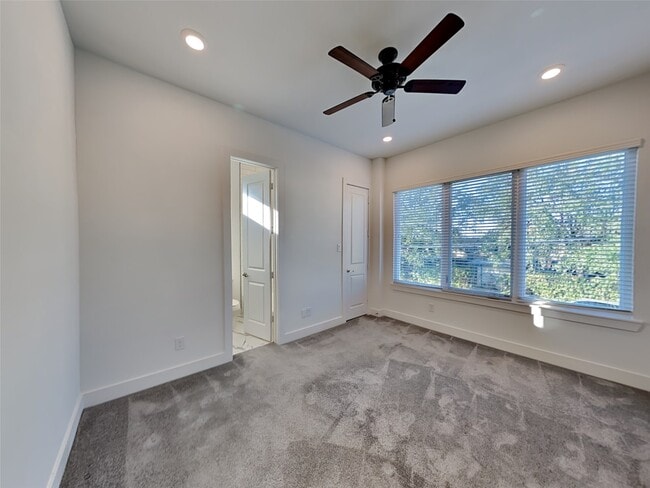 Photo - 221 Oriole St