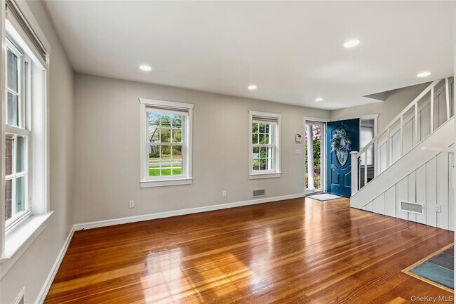 Photo - 373 Great River Rd