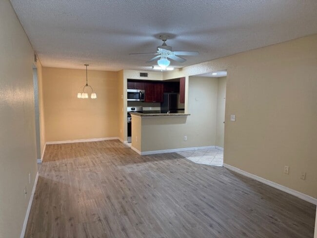 Building Photo - Beautiful large ground floor one bedroom condominium Unit 613
