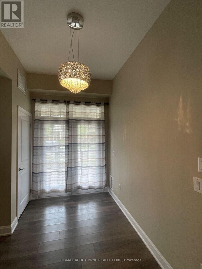 Photo - 276 Gatwick Dr