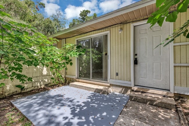 Building Photo - Freshly Updated 2-Bedroom Home with Stainless Steel Appliances & Private Patio – Ocala, FL