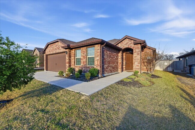Photo - "Spacious 5-Bedroom Oasis in Fort Worth with 2 Full Baths and 2075 Sq Ft of Comfort!" Section 8 W...