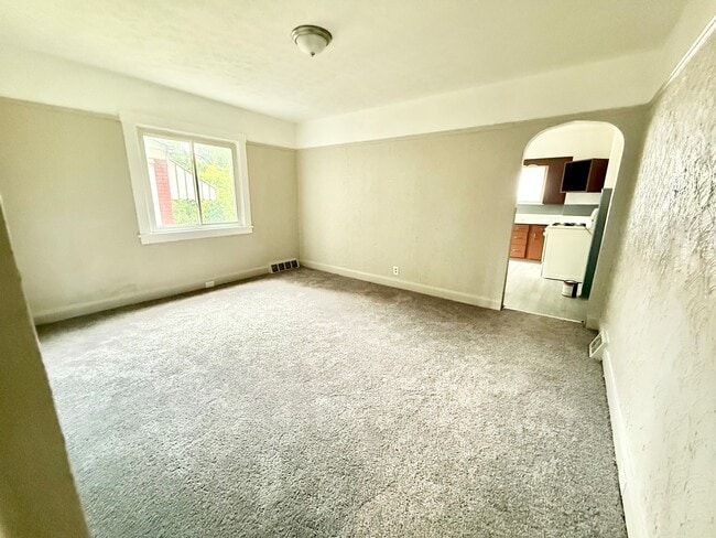 Photo - 864 Vankirk St