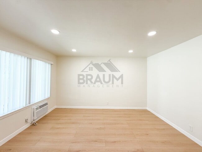 Photo - 15550 Vanowen St Unit 5
