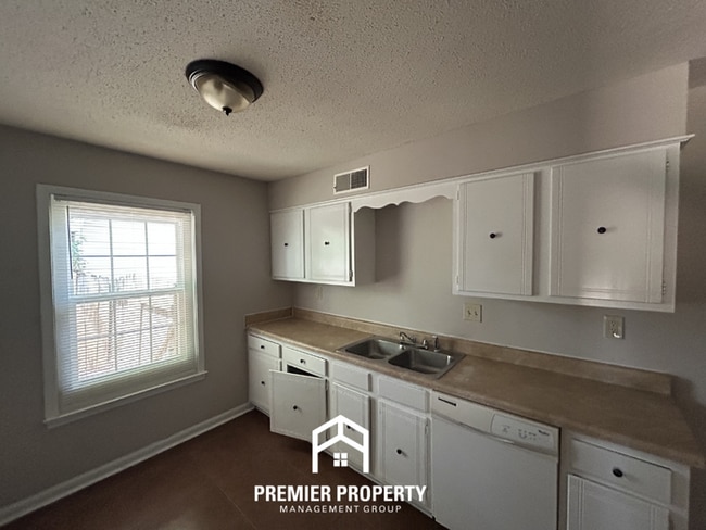 Photo - 3BR/2BA Memphis Rental with Attached 2-Car Garage & Hardwood Flooring