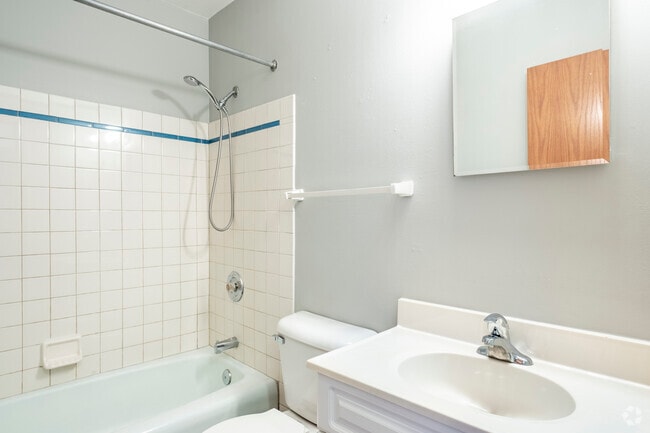 Standard Studio, 1BA - 400SF - Bathroom