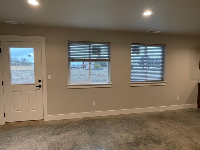 Photo - 412 W 1st St Unit A