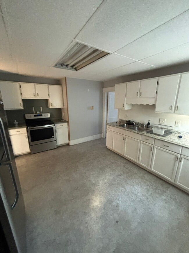 Building Photo - 25 Lenox St Unit 2R Rental