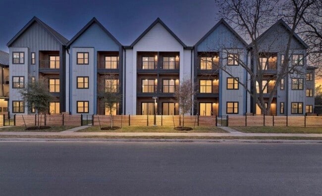 Building Photo - 3101 Govalle Ave Unit 302