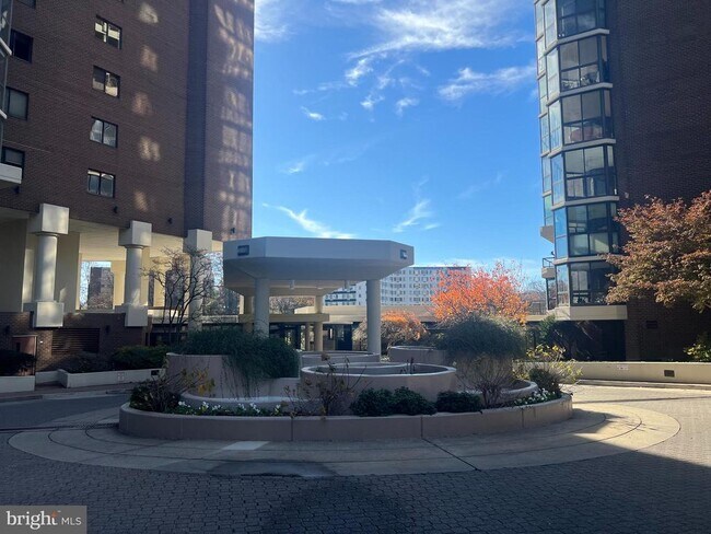 Building Photo - 1600 N Oak St Unit 1728