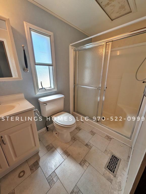 Photo - 833 Douglas St