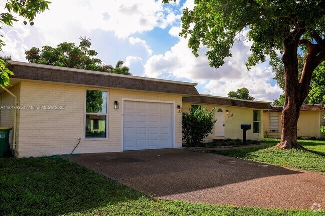Building Photo - 7805 NW 67th Ave Rental