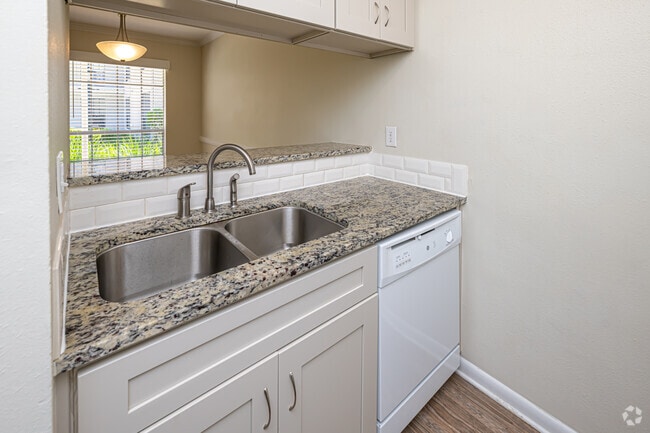 2BR, 1BA - 920SF - Kitchen