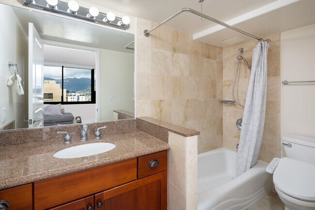 Photo - 2 bedroom, 2 Bath Condo with BEAUTIFUL Mountain, Ocean, and Diamond Head Views.
