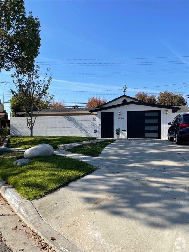 Building Photo - 1223 N Studebaker Rd Rental