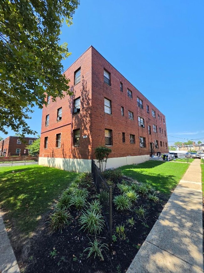 Building Photo - 136 Kenilworth Avenue Northeast Unit 1B