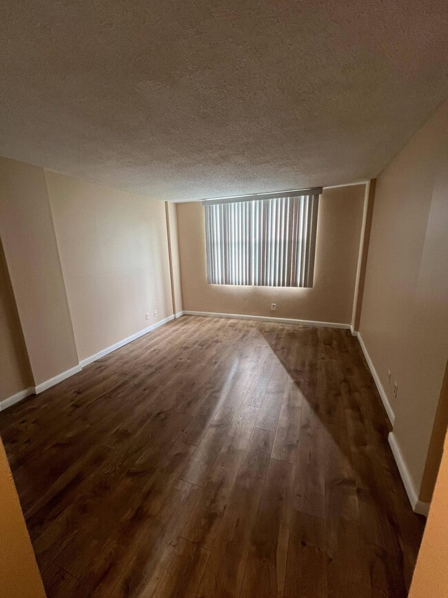 Photo - 105 Royal Pk Dr Unit 1D