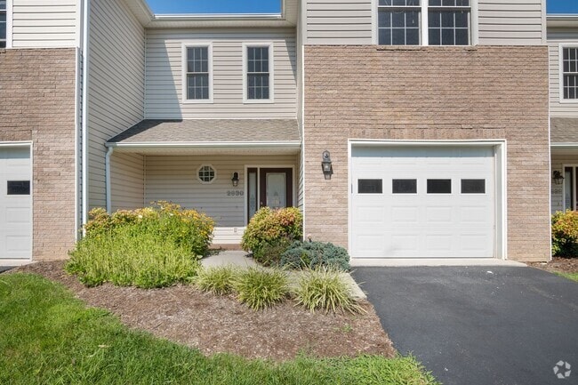 Building Photo - 3 bed/2 1/2 Bath. Pet Friendly, Pool, Rental