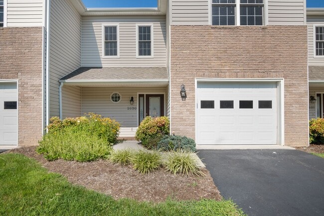 3 bed/2 1/2 Bath. Pet Friendly, Pool, - 3 bed/2 1/2 Bath. Pet Friendly, Pool, Townhome