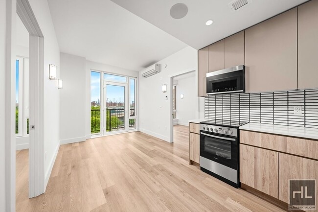 Building Photo - BRUCKNER BOULEVARD