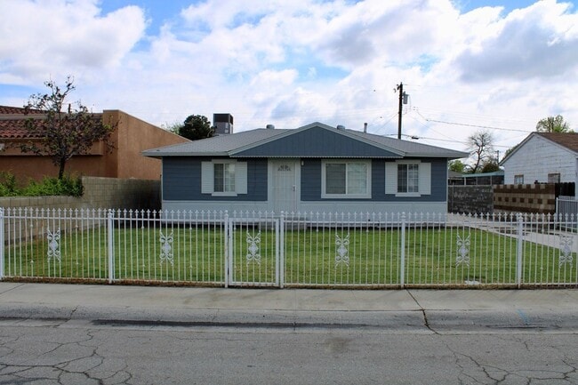 Building Photo - Cute 3Bedroom 1Bath Home Located Off Stockdale Hwy Centrally Located. Large Gated Yard. Gardner I...