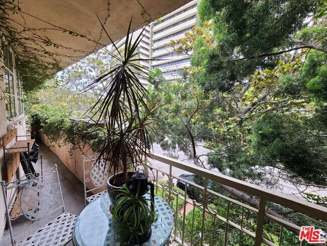 Photo - 933 Hilgard Ave Unidad 301