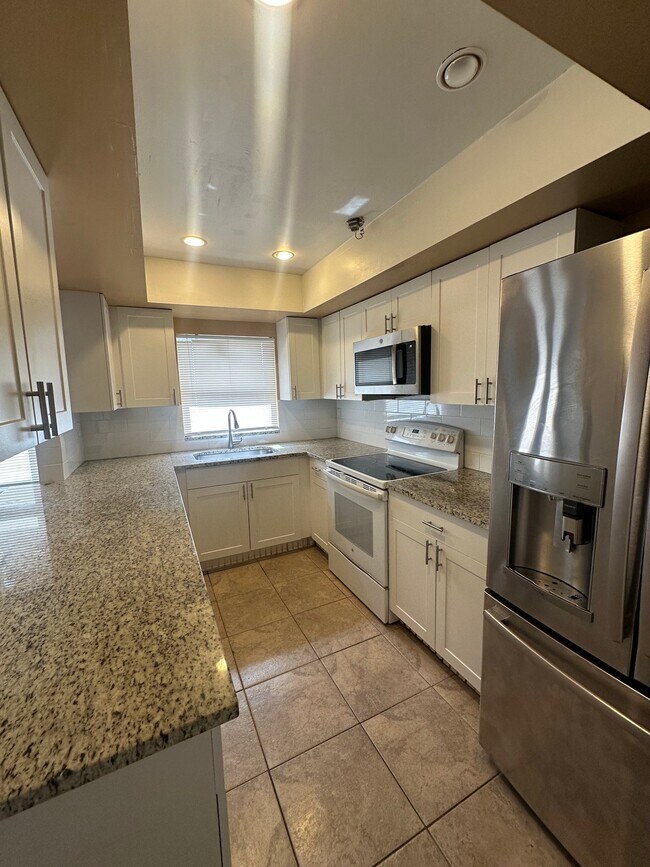 Photo - 641 W 9th St Unidad 2