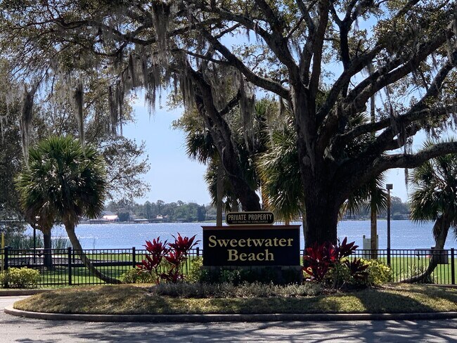 Photo - 305 Sweetwater Creek Dr W