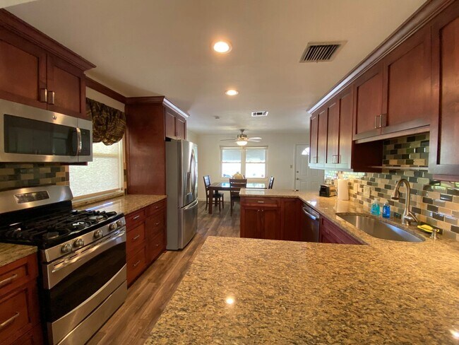 2/2 single family house with big yard near downtown and beach! - 2/2 single family house with big yard near downtown and beach!
