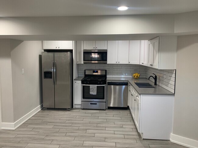 Kitchen - 2742 W Polk St Unidad G