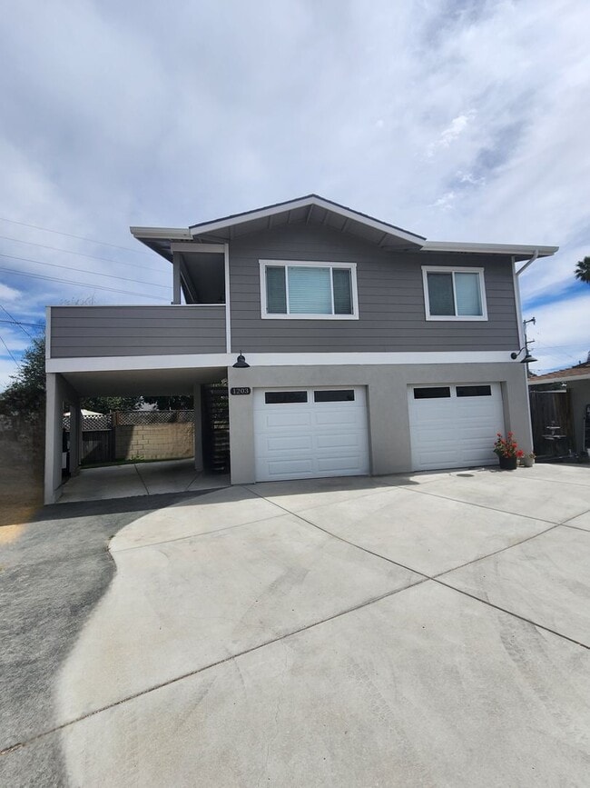 Building Photo - Beautiful Updated Unfurnished Apartment- All Utilities Included!