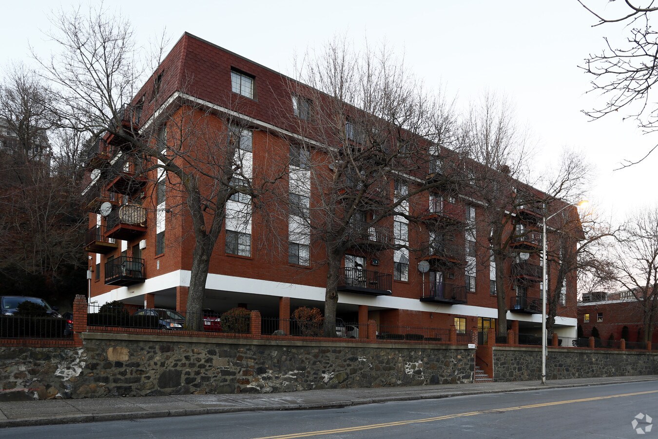 599 Pleasant St - 599 Pleasant St Apartments