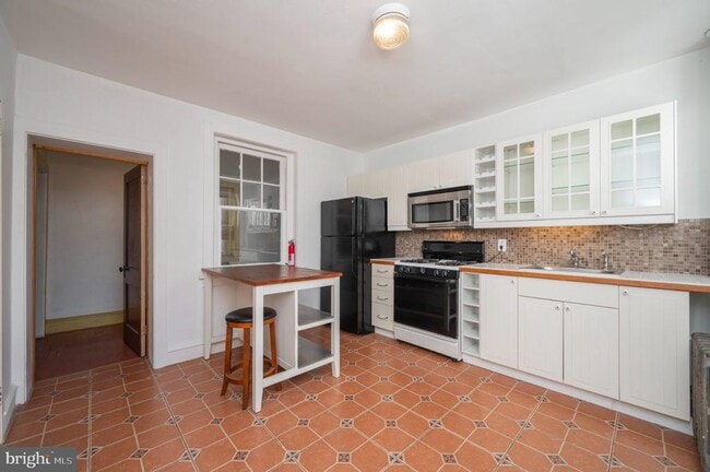 Photo - 5838 Henry Ave