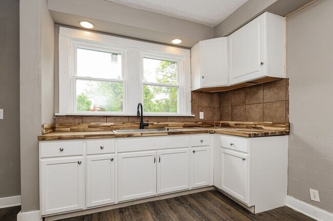 Photo - 2322-2324 Eastview Ave
