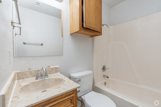 2BR, 1.5BA - 886SF - Bathroom
