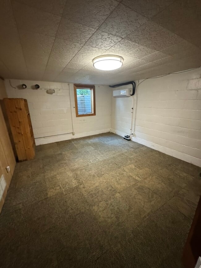 Building Photo - 1608 S 10th St Unit Apartment C