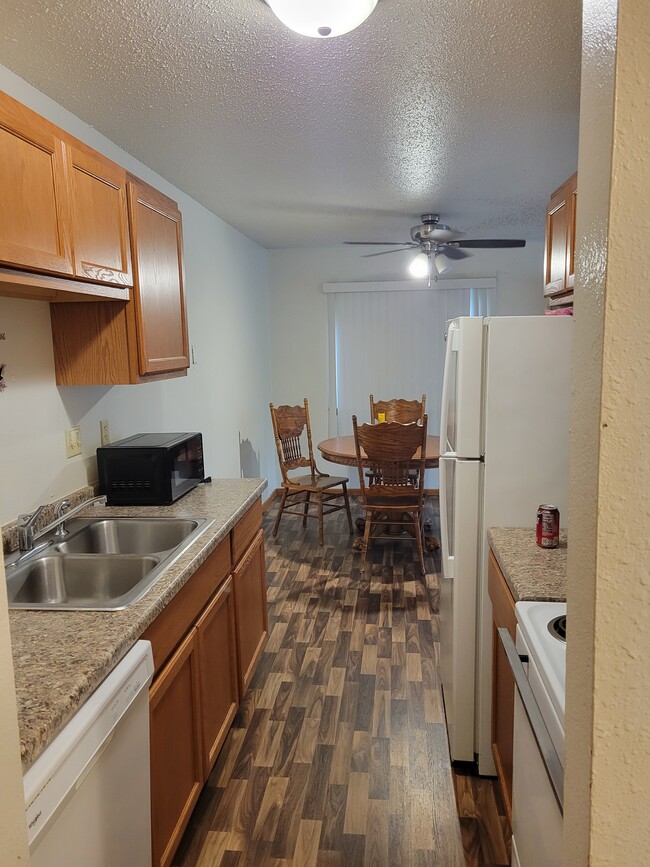 Dining - Parkwood Apartments