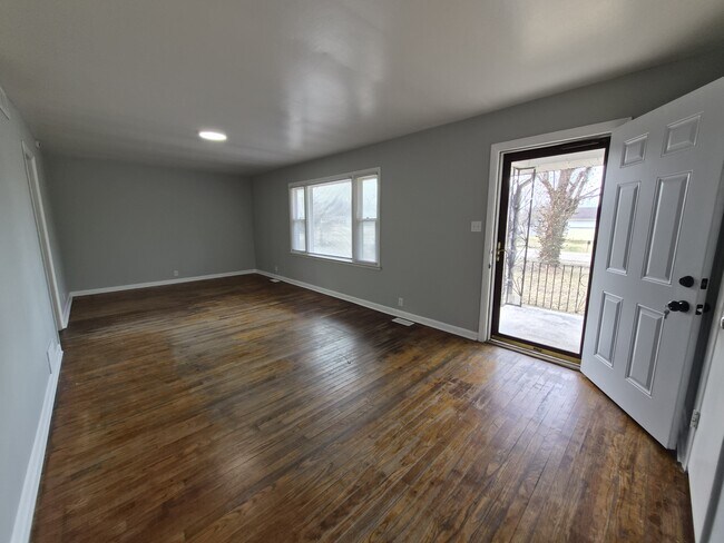 Photo - 2703 Kristen Dr E