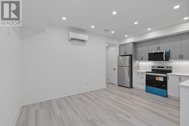 Photo - 587 Oakwood Ave