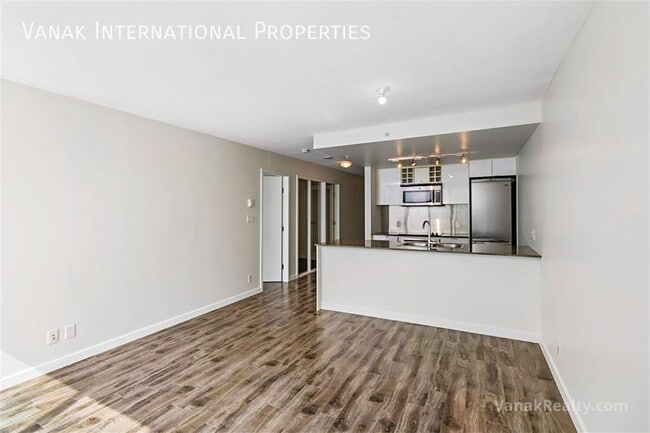 Bright Downtown 1-Bedroom + Large Den with Parking