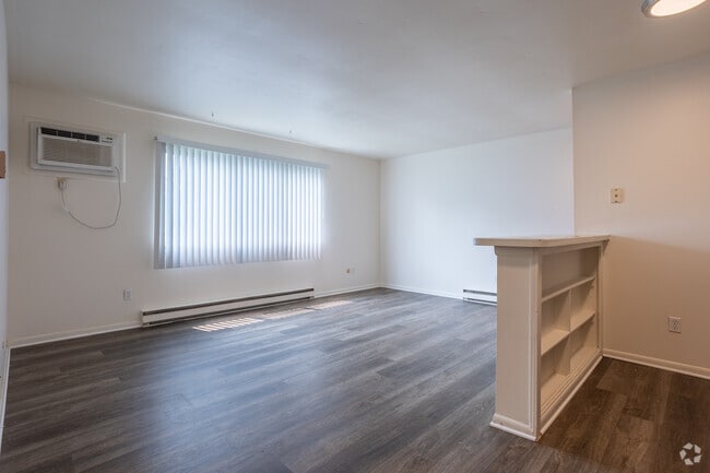 1BR, 1BA - 545SF - Living Room