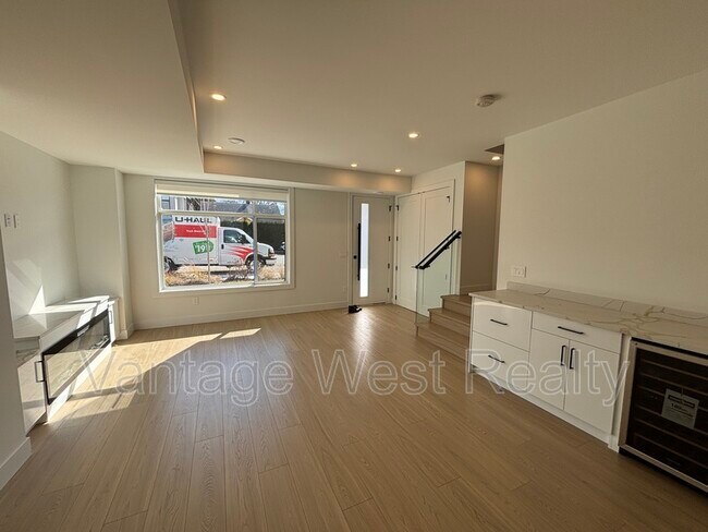 Photo - 830-830 Lawson Ave