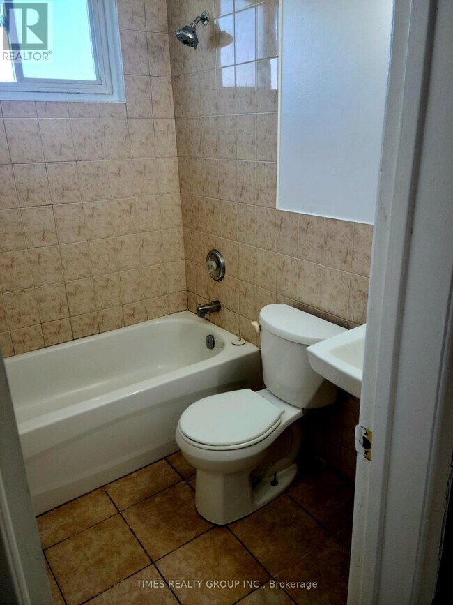 Photo - 23 Manitou Crescent W