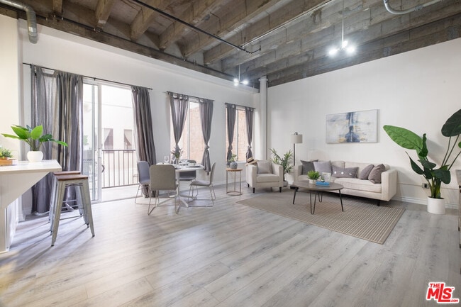 Building Photo - 312 W 5th St Unit 606