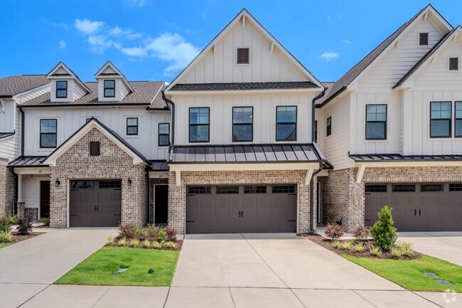 Building Photo - Spacious 3BR Townhome in North District