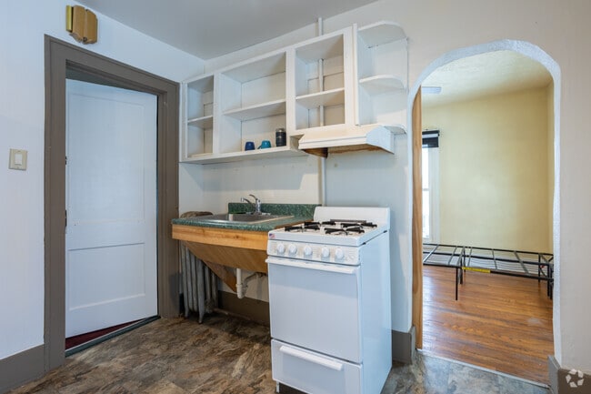 2BR, 1BA - 487SF - Kitchen