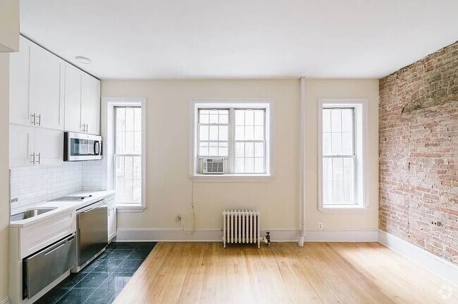 Building Photo - 220 Sullivan St Unit 5H Rental